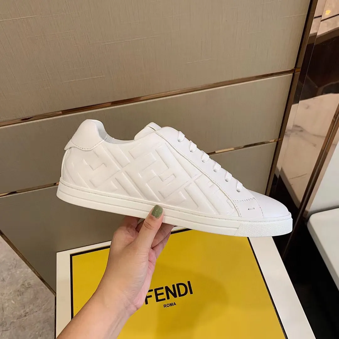 Factory Price: 400💰 Sun] FENDI Classic Comfort Men's, this sophisticated sneaker is handcrafted from soft calfskin. Mesh inner surface, ultra-light rubber material and rough outsole. This unique thin style is suitable for the casual and exquisite sensibility of this season. It is comfortable and natural on the feet. It is an everyday style for casual travel in autumn and winter! Code number: 38/44, customized 45